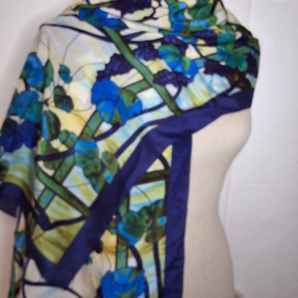 Louis Comfort Tiffany Stained Glass Metropolitan Museum Silk Scarf NWT - Picture 4 of 14